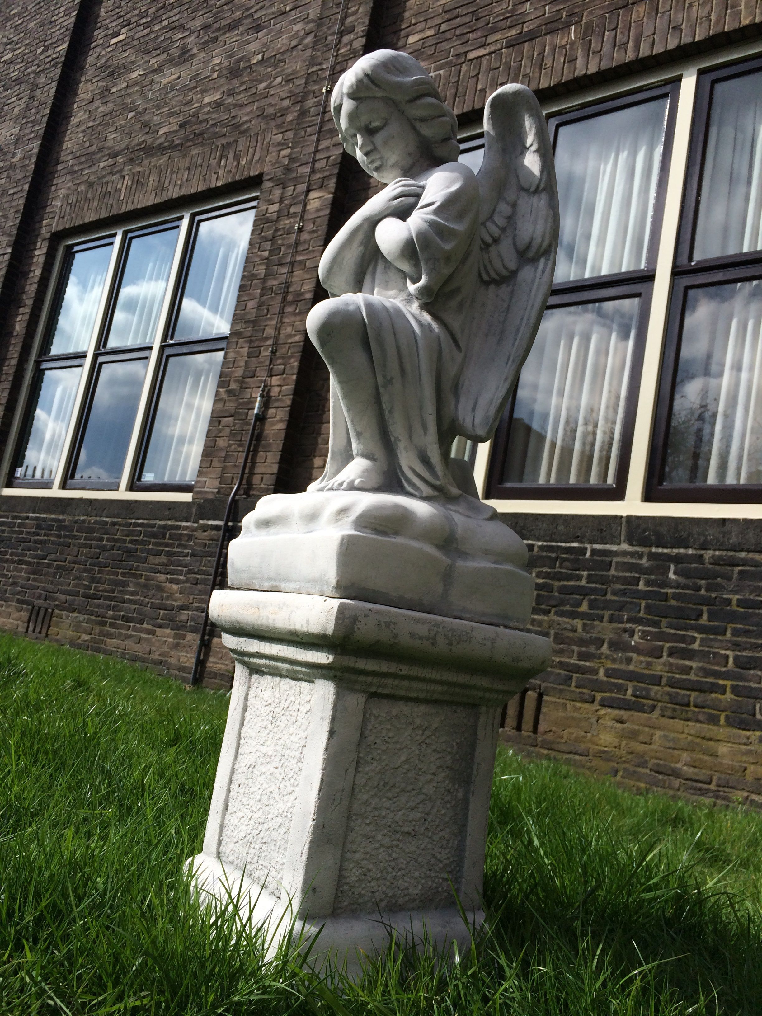 Engel kniend auf Sockel, voll massivem Steinguss Skulptur, schön gestaltet!